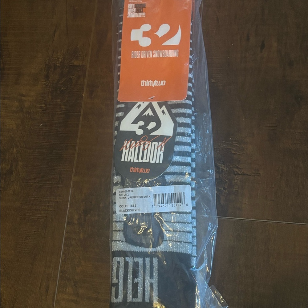 ThirtyTwo Black and White Snowboarding Socks. NWT